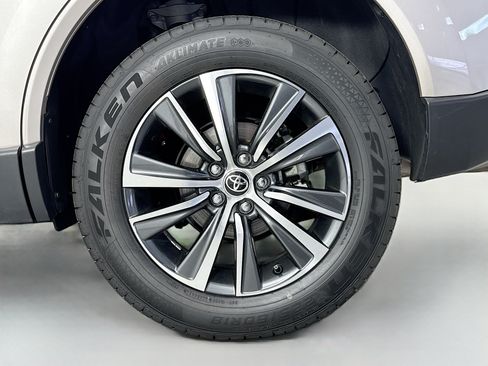 Certified 2024 Toyota Venza LE AWD/4WD image 30