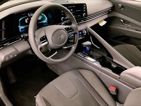 Used 2025 Hyundai Elantra Blue image 12