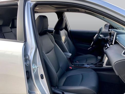 Used 2025 Toyota Corolla Cross XLE w/ Convenience Package FWD image 9