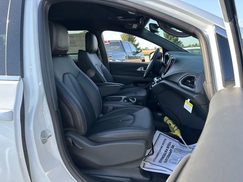 New 2026 Chrysler Pacifica Select image 27