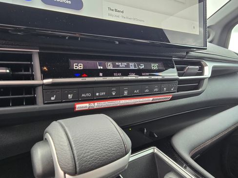 Used 2026 Toyota Sienna Limited image 21