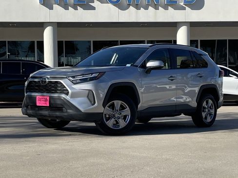 Used 2025 Toyota RAV4 XLE image 2