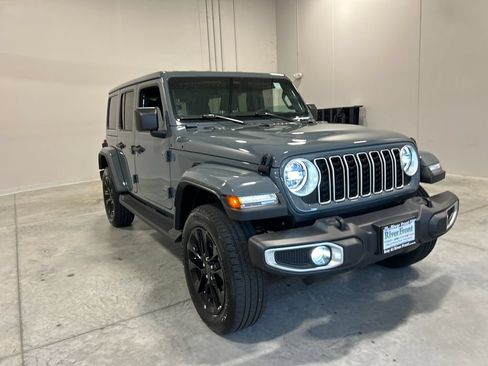Used 2025 Jeep Wrangler Unlimited Sahara AWD/4WD image 4