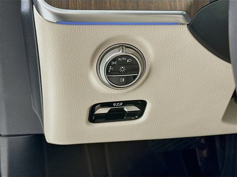 Used 2025 Mercedes-Benz C 300 Sedan image 11