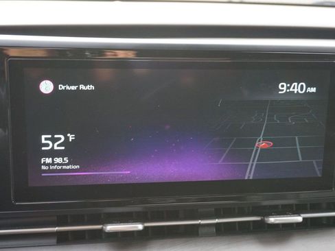 Used 2022 Kia Carnival EX image 40