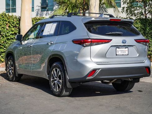 Used 2021 Toyota Highlander XLE AWD/4WD image 4