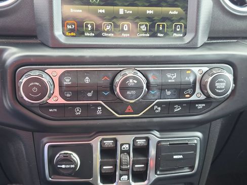 Used 2018 Jeep Wrangler Unlimited Sahara AWD/4WD image 24