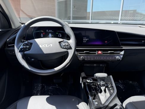 Used 2025 Kia Niro EX FWD image 16