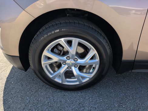 Used 2018 Chevrolet Equinox LT FWD image 2