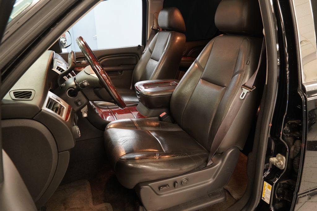 Used 2013 Cadillac Escalade ESV Premium AWD/4WD image 3