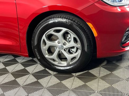 Certified 2024 Chrysler Pacifica Limited image 5