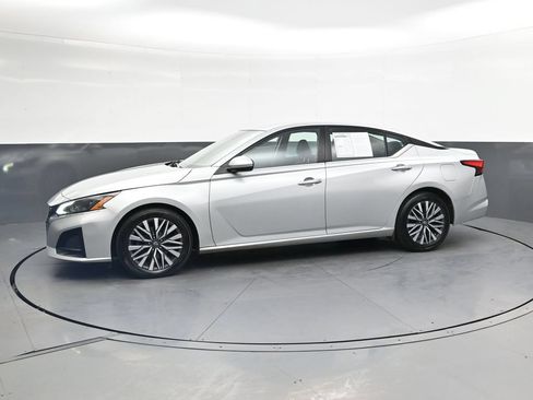 Used 2023 Nissan Altima 2.5 SV FWD image 11