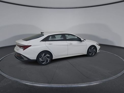 Used 2025 Hyundai Elantra Limited FWD image 16