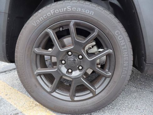 Used 2020 Jeep Renegade Altitude w/ UConnect 8.4 Nav Group FWD image 28