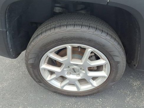 Used 2022 Jeep Renegade Latitude AWD/4WD image 17