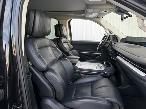 Used 2025 Lincoln Navigator Reserve image 29