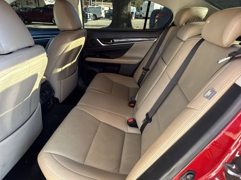 Used 2016 Lexus GS 200t image 10