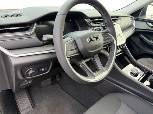 Certified 2023 Jeep Grand Cherokee Laredo w/ Luxury Tech Group I AWD/4WD image 19