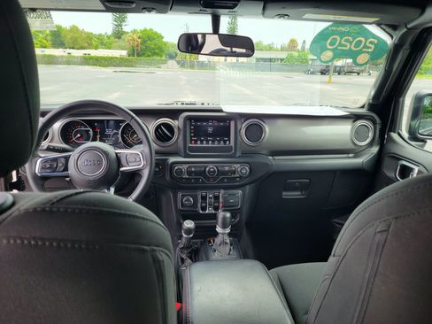 Used 2020 Jeep Wrangler Unlimited Sahara AWD/4WD image 15