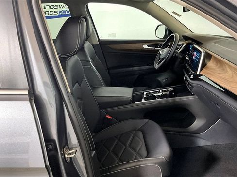 Used 2025 Volkswagen Atlas SE FWD image 6
