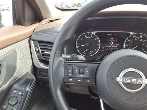 Used 2023 Nissan Rogue SV image 14