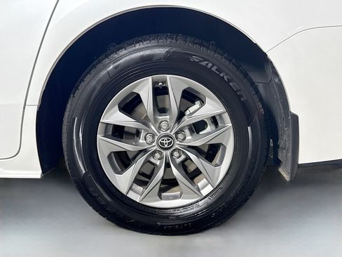 Used 2025 Toyota Sienna XLE w/ XLE Plus Package FWD image 31