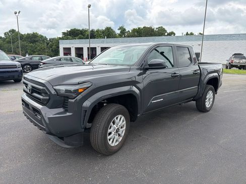 Used 2025 Toyota Tacoma SR5 AWD/4WD image 13