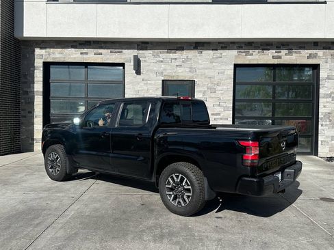 Used 2022 Nissan Frontier SV AWD/4WD image 5