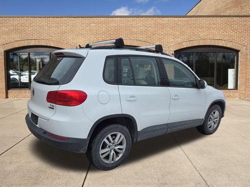 Used 2017 Volkswagen Tiguan S image 3