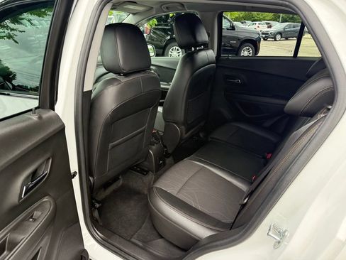 Used 2020 Chevrolet Trax LT w/ LT Convenience Package FWD image 11