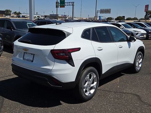 New 2026 Chevrolet Trax LS w/ LS Convenience Package FWD image 3