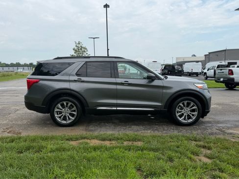 Used 2023 Ford Explorer XLT w/ Equipment Group 202A AWD/4WD image 9