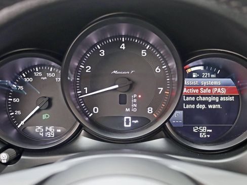 Used 2023 Porsche Macan Turbo image 15