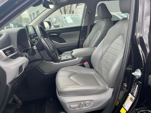 Used 2021 Toyota Highlander XLE image 9