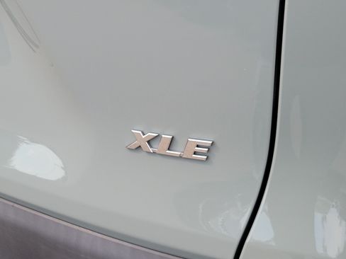 Used 2021 Toyota RAV4 XLE Premium FWD image 10