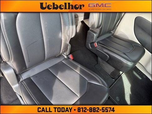 Used 2024 Chrysler Pacifica Touring-L image 6