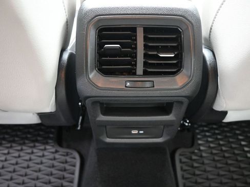 Used 2025 Volkswagen Taos SE image 21