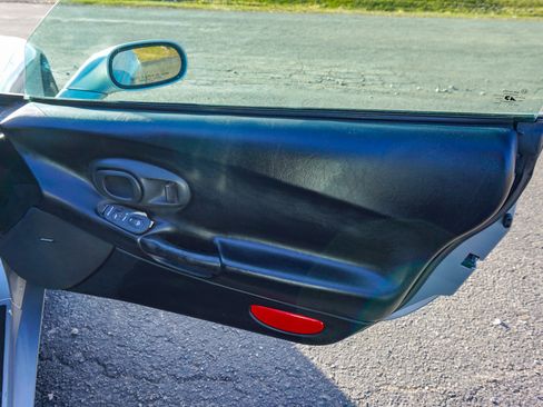 Used 2001 Chevrolet Corvette Convertible w/ Preferred Equipment Group2 image 19