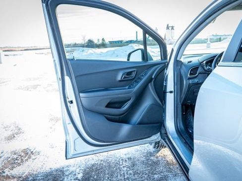 Used 2020 Chevrolet Trax LT w/ LT Convenience Package image 18