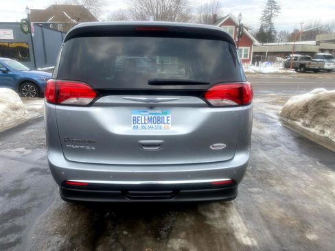 Used 2018 Chrysler Pacifica Touring-L w/ Tire & Wheel Group image 4