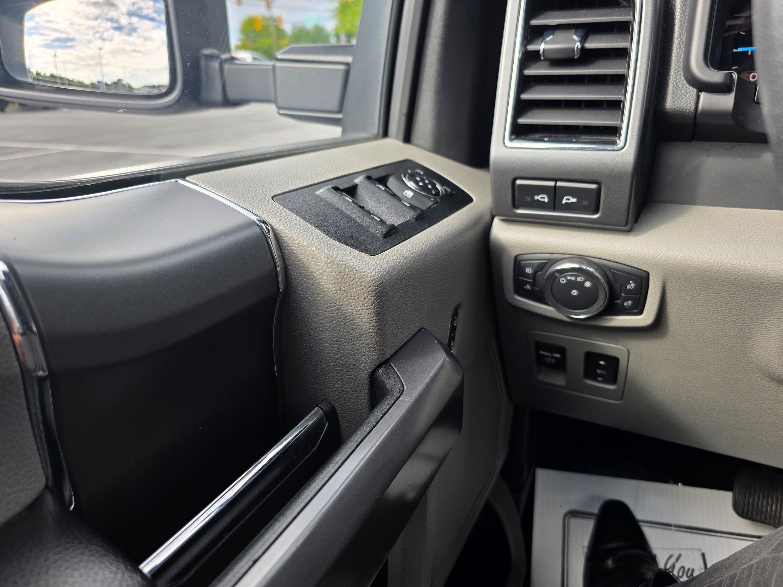 Used 2020 Ford F150 XLT w/ Equipment Group 302A Luxury AWD/4WD image 18