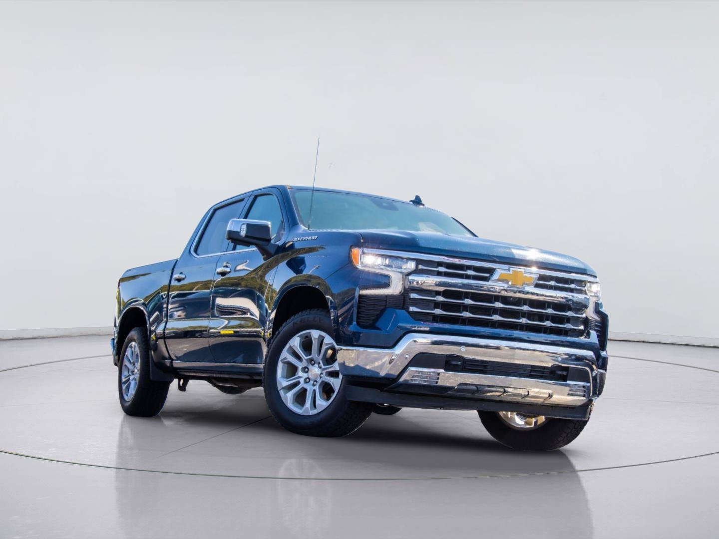 Used 2023 Chevrolet Silverado 1500 LTZ AWD/4WD image 2