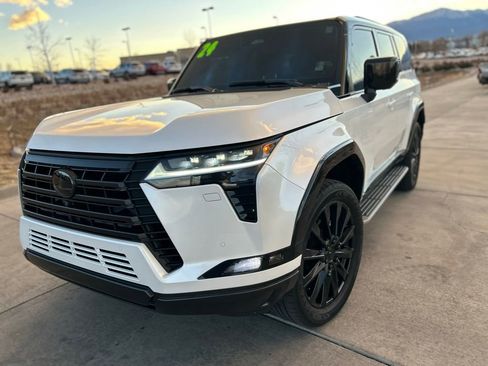 Used 2024 Lexus GX 550 image 3