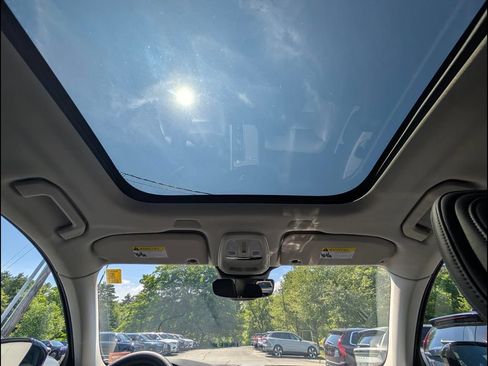 Certified 2025 Volvo XC60 B5 Core AWD/4WD image 14