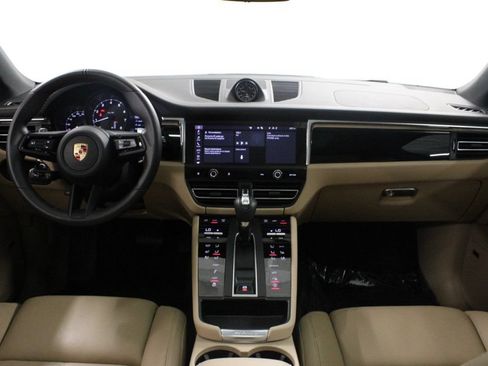 Certified 2025 Porsche Macan AWD/4WD image 37