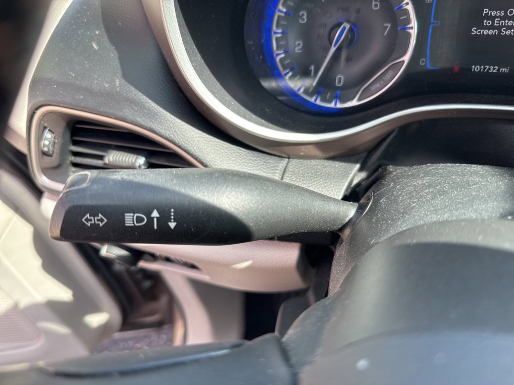 Used 2017 Chrysler Pacifica Touring-L FWD image 36