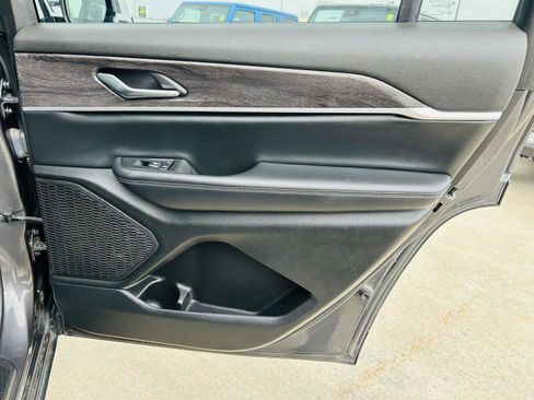 Used 2023 Jeep Grand Cherokee L Limited w/ Black Appearance Package image 34