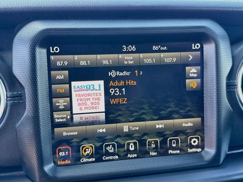 Used 2022 Jeep Wrangler Unlimited Rubicon 4xe w/ Cold Weather Group AWD/4WD image 16