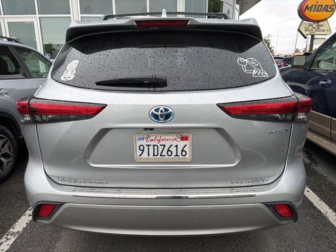 Used 2021 Toyota Highlander Platinum image 3