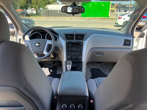 Used 2011 Chevrolet Traverse LT image 18